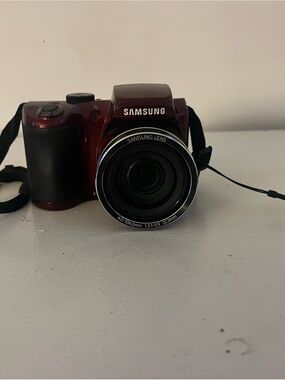 Samsung Maroon Bridge Camera with Black Grip